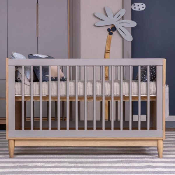 Berço Quater Cinza com Carvalho Malva 2 em 1: berço que vira mini cama e acompanha o crescimento do bebê com segurança e estilo.