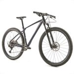 Bicicleta Aro 29 Sense React Comp 2025 com transmissão Cues 11v para desempenho e controle em trilhas e pedaladas.