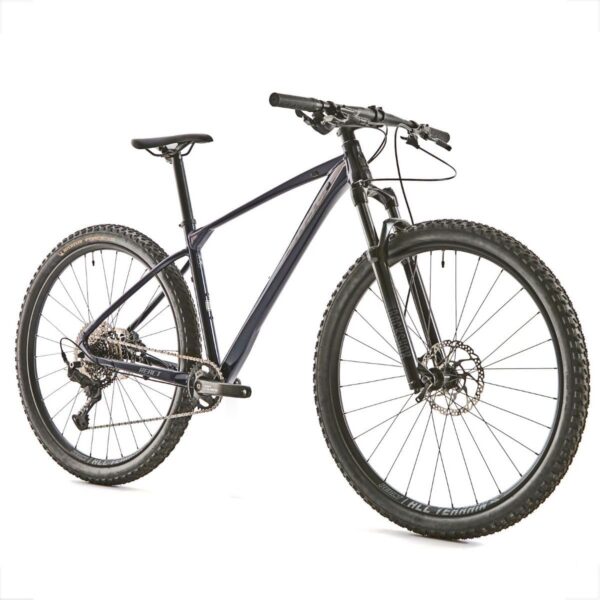Bicicleta Aro 29 Sense React Comp 2025 com transmissão Cues 11v para desempenho e controle em trilhas e pedaladas.