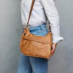 Bolsa Transversal Feminina PGH Essenza em Couro PU: estilo, praticidade e ajuste ideal para o dia a dia. - Imagem 2