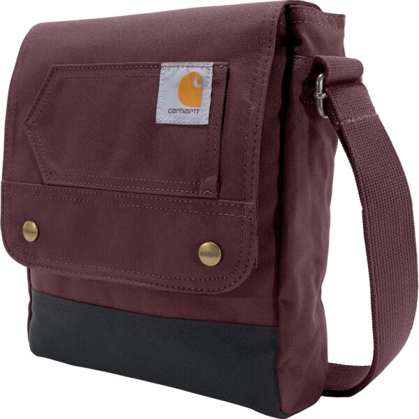 Bolsa crossbody Carhartt resistente, ajustável e impermeável, com aba de fácil acesso para levar seus essenciais com segurança.