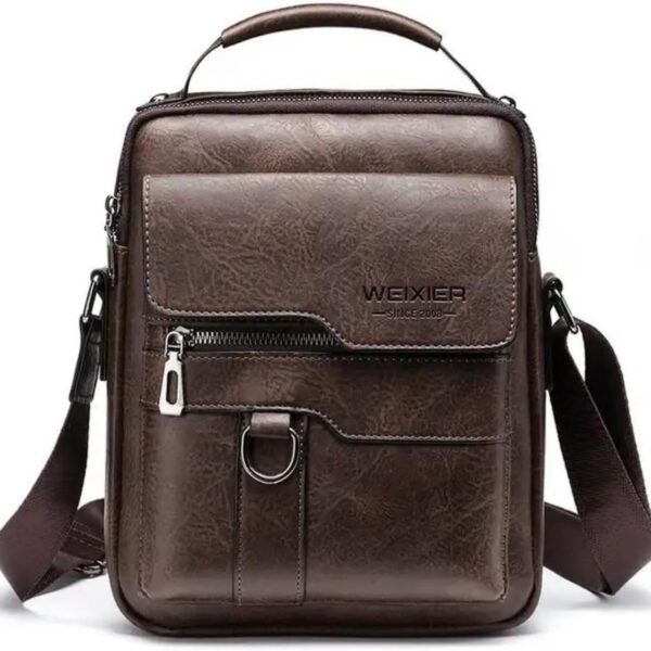 Bolsa de Ombro Masculina em Couro para trabalho e dia a dia, com estilo executivo e casual aliado à praticidade.