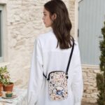 Bolsa tiracolo TSOTMO para fãs de anime: prática, leve e ideal para guardar cosméticos e acessórios no dia a dia. - Imagem 2