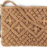 Bolsa tiracolo boho artesanal em corda de algodão, leve e estilosa para praia e verão, com borlas e cor camelo.