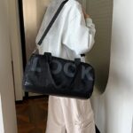 Bolsa tiracolo feminina compacta e versátil para trabalho, viagem e uso diário, com espaço ideal para itens essenciais. - Imagem 2