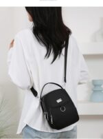 Bolsa tiracolo feminina pequena e leve: resistente à água, com vários bolsos para viagem e uso diário - Imagem 2