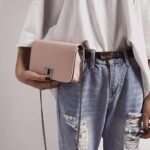 Bolsa transversal feminina leve e moderna com corrente, ideal para uso diário e festas - Imagem 2