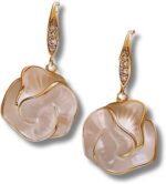 Brinco Carmelita em aço inoxidável com rosas brancas e pontos de luz, elegância e delicadeza com bolsa de veludo