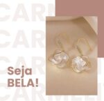 Brinco Carmelita em aço inoxidável com rosas brancas e pontos de luz, elegância e delicadeza com bolsa de veludo - Imagem 2