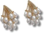 Brinco Water Pearl com pérola de água doce, banho em ouro e design elegante para um visual sofisticado.