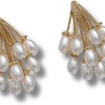 Brinco Water Pearl com pérola de água doce, banho em ouro e design elegante para um visual sofisticado.