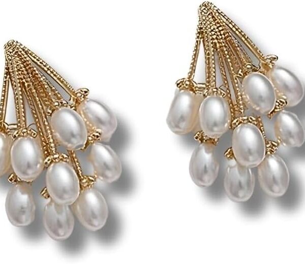 Brinco Water Pearl com pérola de água doce, banho em ouro e design elegante para um visual sofisticado.