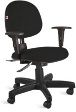 Cadeira Executiva Ergonômica NR17 com braços ajustáveis, conforto em espuma D33 e suporte até 120 kg.