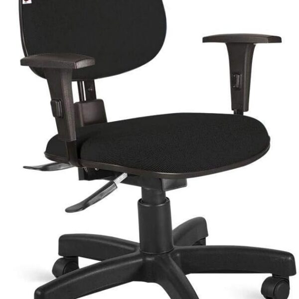 Cadeira Executiva Ergonômica NR17 com braços ajustáveis, conforto em espuma D33 e suporte até 120 kg.