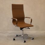 Cadeira de Escritório Presidente Giratória PU Caramelo com braços, conforto e ajuste de altura para home office e escritório. - Imagem 2