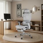 Cadeira de escritório Zeus Aljatec cinza: conforto ergonômico com suporte lombar e malha respirável para longas horas de uso.