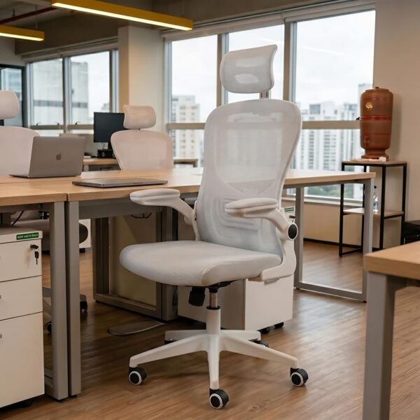 Cadeira ergonômica com apoio lombar ajustável e mesh respirável para máximo conforto no home office.