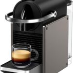 Cafeteira Espresso Nespresso Pixie Redesign Titânio 220V: design compacto, moderno e café espresso ou lungo com praticidade.