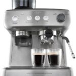 Cafeteira Espresso Oster Xpert Perfect Brew 127V com moedor integrado, 15 bars e jarra espumadora para cafés completos em casa.