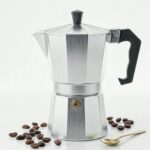 Cafeteira Italiana Premium em alumínio polido, café expresso autêntico, segura e compatível com gás, elétrico e vitrocerâmico.