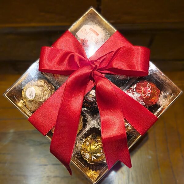 Caixa Bombom Sortido com chocolates suíços e Ferrero Rocher: presente premium para surpreender em ocasiões especiais.