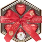 Caixa Sextavada com Corações de Chocolate ao Leite 38% Cacau: presente artesanal de Gramado, sabor aveludado e elegante embalagem de 42 g