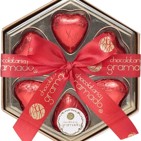Caixa Sextavada com Corações de Chocolate ao Leite 38% Cacau: presente artesanal de Gramado, sabor aveludado e elegante embalagem de 42 g