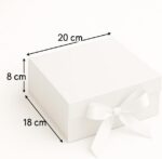 Caixa de Presente Premium Branca: rígida, com trava magnética e laço de cetim para presentear com elegância e segurança. - Imagem 2