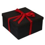 Caixa de Presente Preta Premium 28x28x15cm: elegante, dobrável, reutilizável e ideal para presentes médios com fita vermelha.