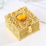 Caixa para contas de rosário em metal dourado, ideal para armazenar joias cristãs com segurança e elegância