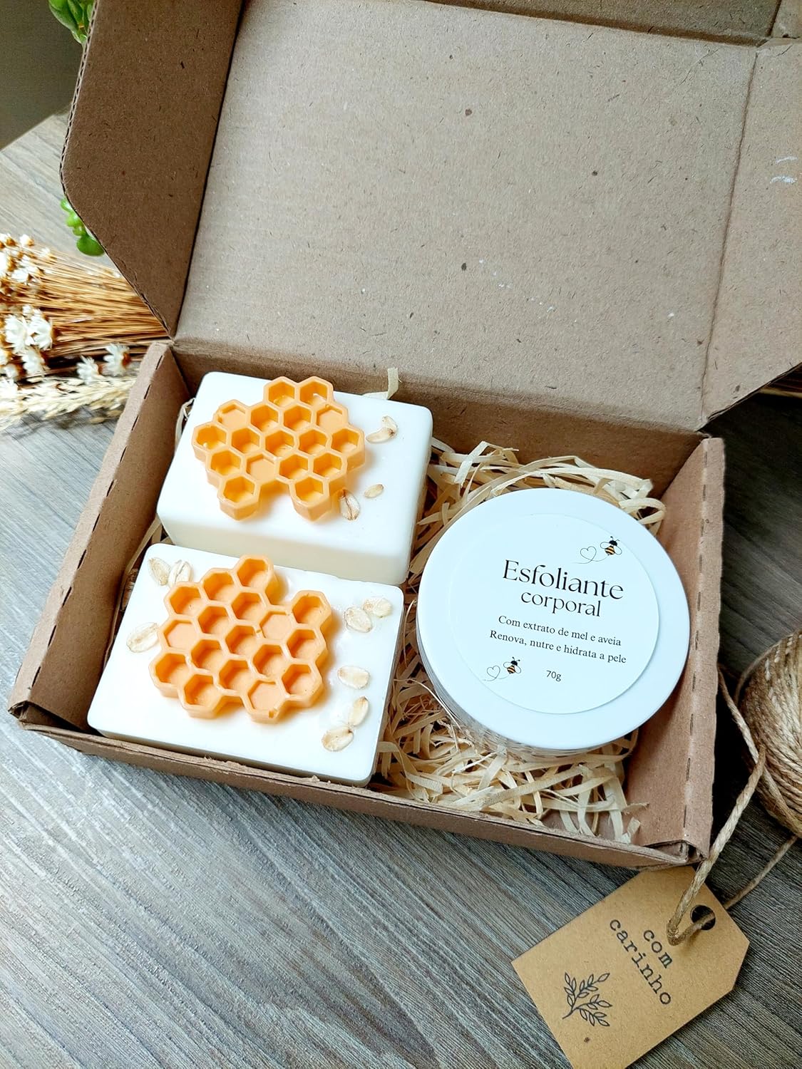 Caixa presente Feminino Aveia e Mel: sabonetes e escalda-pés veganos Caixa presente Feminino Aveia e Mel: sabonetes e escalda-pés veganos para hidratar, esfoliar e cuidar da pele com suavidade.
