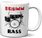 Caneca Bateria Drumm Bass personalizada, presente criativo para bateristas, com alta qualidade, cores vivas e acabamento premium.