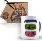 Caneca Calma C@ralho com caixinha de presente: cerâmica premium, 325ml e ideal para presentear com humor.
