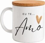 Caneca Cerâmica Premium Eu te Amo: presente romântico com tampa de bambu e design sofisticado para encantar em qualquer ocasião.