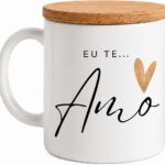 Caneca Cerâmica Premium Eu te Amo: presente romântico com tampa de bambu e design sofisticado para encantar em qualquer ocasião.