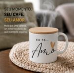 Caneca Cerâmica Premium Eu te Amo: presente romântico com tampa de bambu e design sofisticado para encantar em qualquer ocasião. - Imagem 2