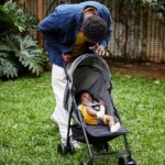 Carrinho de Bebê Cosco Kids Bross Cinza Mescla: leve, compacto e confortável, com fechamento rápido e uso até 15 kg. - Imagem 2