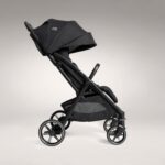 Carrinho de Bebê Joie Parcel LX Preto Eclipse: leve, dobrável com uma mão e ideal para passeios com conforto e segurança. - Imagem 2
