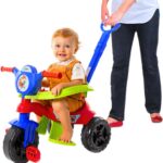 Carrinho de passeio infantil com proteção e brinquedos didáticos, ideal para acompanhar os primeiros passos com segurança.