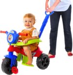 Carrinho de passeio infantil com proteção e brinquedos didáticos, ideal para acompanhar os primeiros passos com segurança.