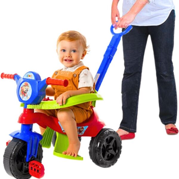 Carrinho de passeio infantil com proteção e brinquedos didáticos, ideal para acompanhar os primeiros passos com segurança.