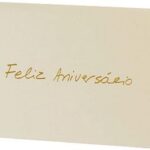 Cartão mini Teca Fabriano Feliz Aniversário Creme, com hot stamping e sem mensagem interna.