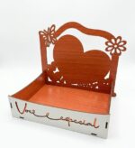 Cesta Bandeja MDF café da manhã com design romântico, ideal para presentear com carinho em ocasiões especiais.