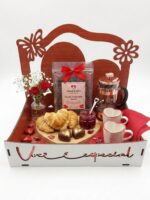 Cesta Bandeja MDF café da manhã com design romântico, ideal para presentear com carinho em ocasiões especiais. - Imagem 2