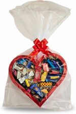 Cesta Coração MDF Vermelho pronta para presentear com 2 caixas de bombons Lacta e Nestlé, laço e celofane.