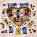 Cesta De Chocolates Lacta Coração: presente romântico com chocolates sortidos e embalagem premium para datas especiais. - Imagem 2