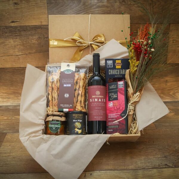 Cesta Gourmet Presente com Vinho e Petiscos premium para aniversários, executivos e chefes, 7 itens especiais.