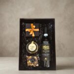 Cesta Gourmet com Vinho Italiano e Antepastos, presente elegante e sofisticado com mix de nuts premium.