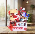 Cesta Namorados Premium com chocolate suíço, urso e caneca: presente romântico, sofisticado e pronto para emocionar. - Imagem 2