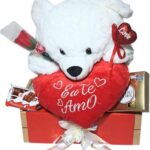Cesta Namorados com Urso, Chocolates e Flores: presente romântico pronto para emocionar com carinho e sofisticação.